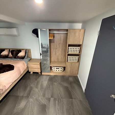 Отель Bee House Dinmore Экстерьер фото