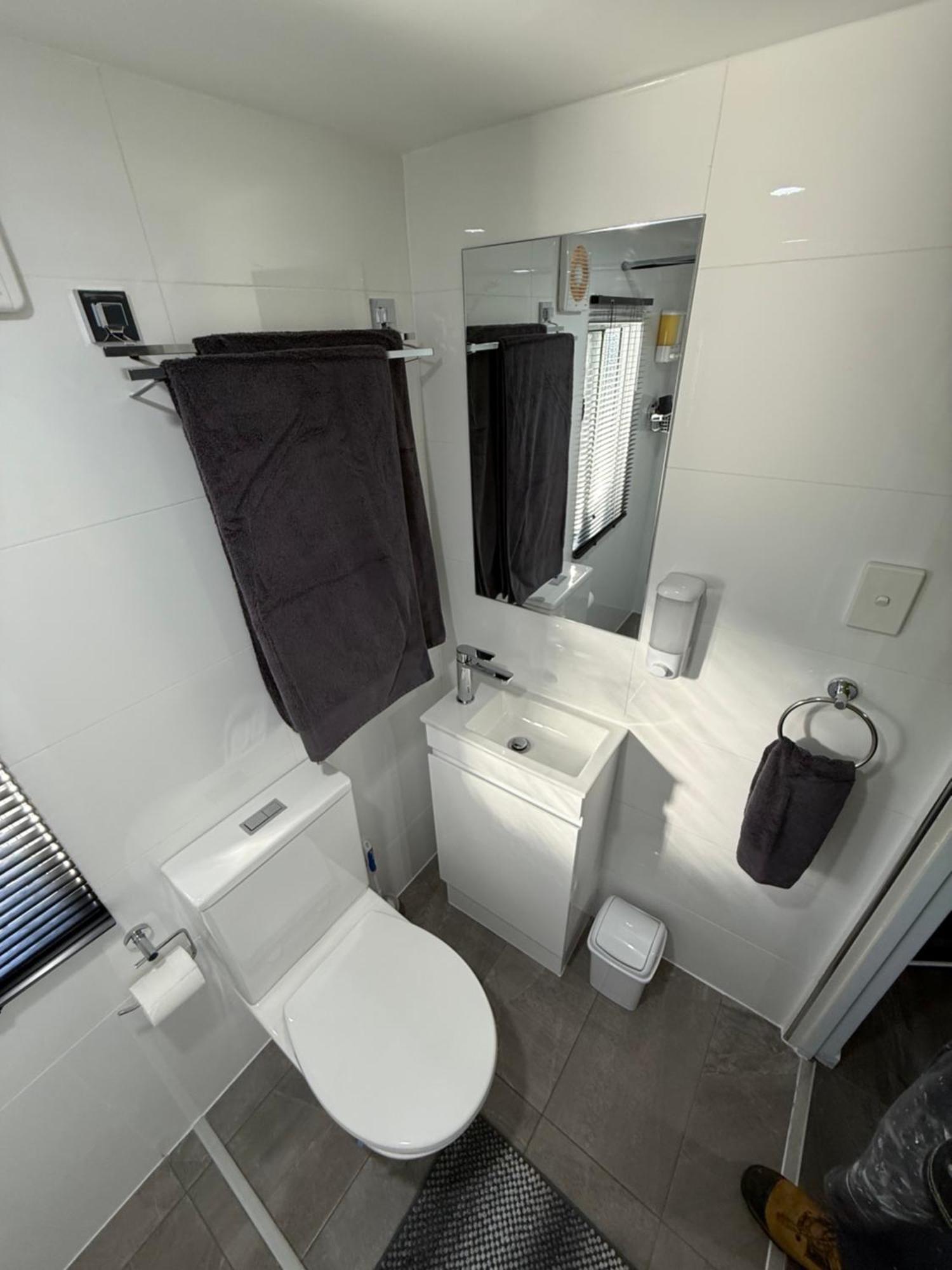 Отель Bee House Dinmore Экстерьер фото
